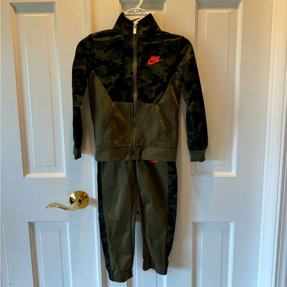 Nike camo full zip jacket and sweatpants 2 pieces size 5